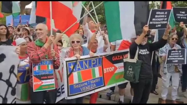 Venezia, il corteo per la Palestina verso la mostra del Cinema