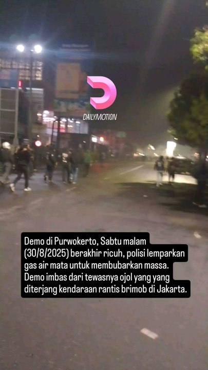 Demo di Purwokerto, Sabtu malam (30/8/2025) berakhir ricuh, polisi lemparkan gas air mata untuk membubarkan massa. Demo imbas dari tewasnya ojol yang yang diterjang kendaraan rantis brimob di Jakarta.