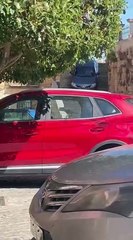 Coche por las escaleras de Gumiel de izán