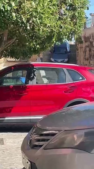 Coche por las escaleras de Gumiel de izán