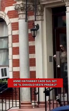 Anne Hathaway cade sul set del sequel di Il diavolo veste Prada a New York