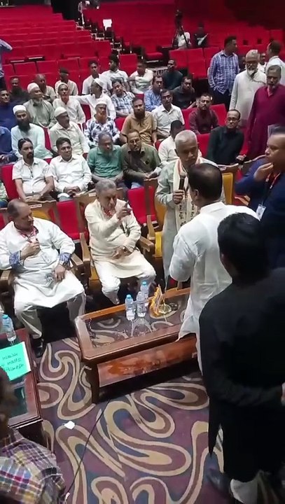 বরিশাল শিল্পকলা একাডেমিতে  অনুষ্ঠিত “বরিশাল বিভাগীয় ব্যবসায়ী ফোরামের মতবিনিময় সভা ২০২৫” এ বিএনপির স্থায়ী কমিটির সদস্য আমির খসরু মাহমুদ চৌধুরীর সাথে বরিশাল বিভাগের সহ-সাংগঠনিক সম্পাদক আকন কুদ্দুসুর রহমানের প্রকাশ্যে বাগবিতণ্ডা!