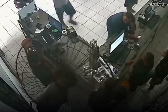 VÍDEO: Funcionária é agredida pelo ex-marido enquanto trabalhava