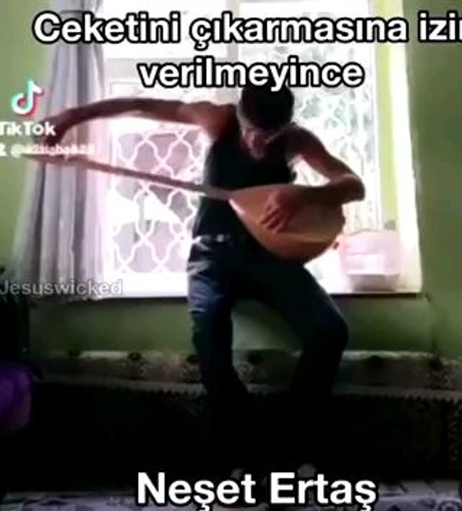 Neşet Ertaş Ve Ceketi Kırmız Çizgisi Çeket İzin Yok