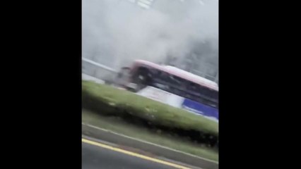 분당 매송 사거리 버스 화재...승객 등 5명 대피 / YTN