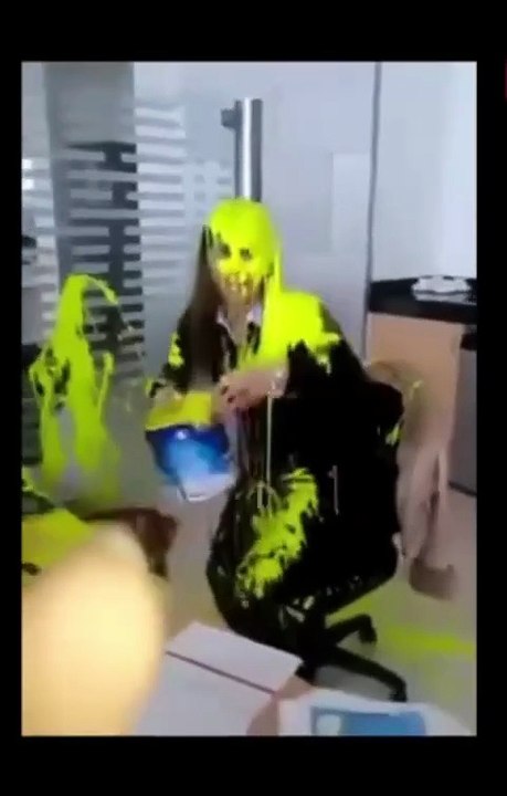 Mujer arroja pintura a la amante de su esposo y arma escándalo en su oficina