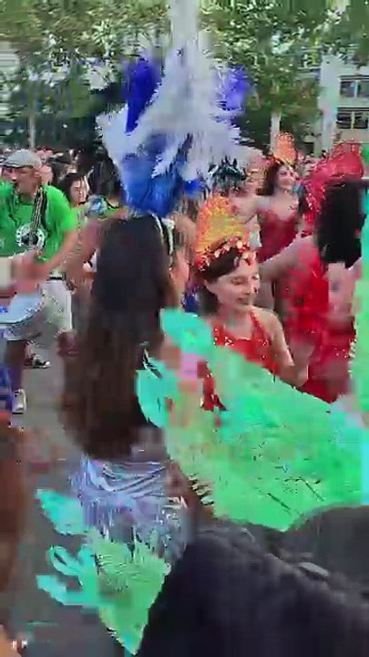 carnaval brasileño en barcelona -  arco del triunfo #fiesta