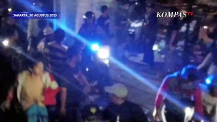 Massa Datangi Rumah Anggota DPR Eko Patrio dan Uya Kuya