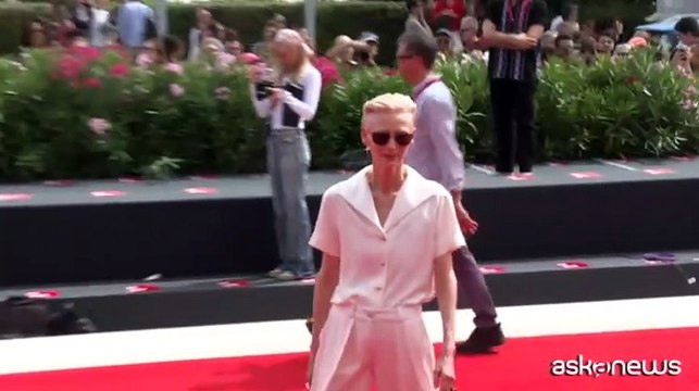 Tilda Swinton luminosa in bianco per la prima di Broken English a Venezia 2025