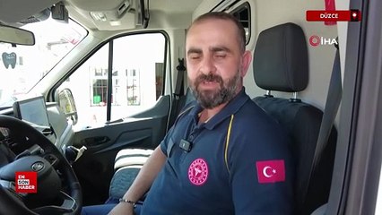 Düzce'de ambulans şoförü çocuğu yalın ayak bırakmadı istasyona galoşla döndü
