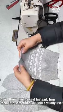 Upcycle these pants into a winter hat and mittens! ✂️
