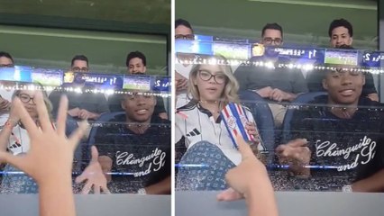 El 'piedra, papel, tijera' de Endrick con un aficionado en el Bernabéu