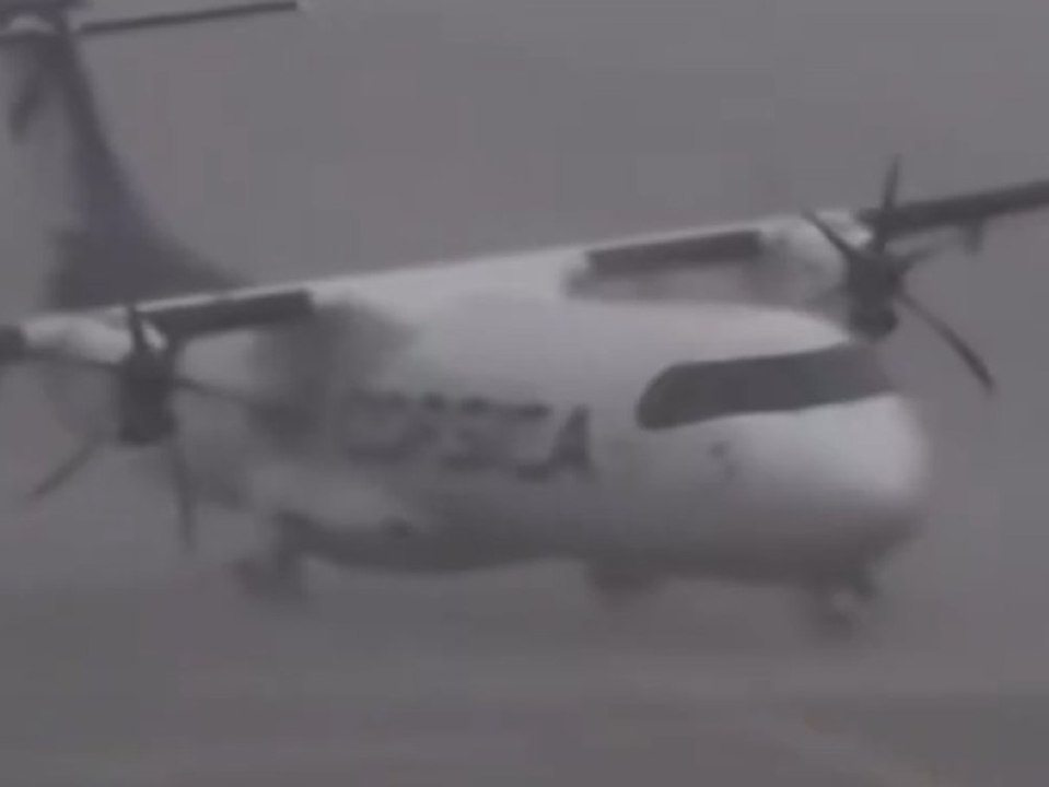 Heftiger Sturm bringt Flugzeug in Bewegung