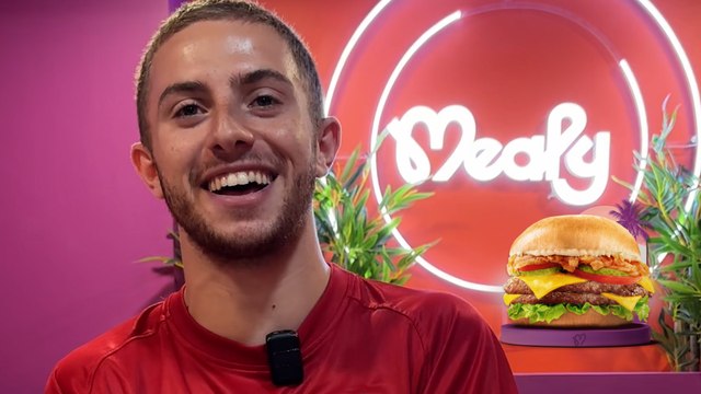 Burgers gratuits et selfies... quand Michou fête l'ouverture de son nouveau fast-food à Paris