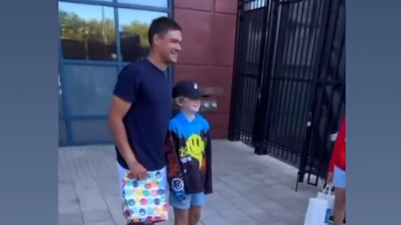 Kamil Majchrzak le regala otra gorra al niño qu...