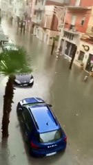 Pluies diluviennes causent des inondations majeures à Margherita di Savoia, Italie du Sud
