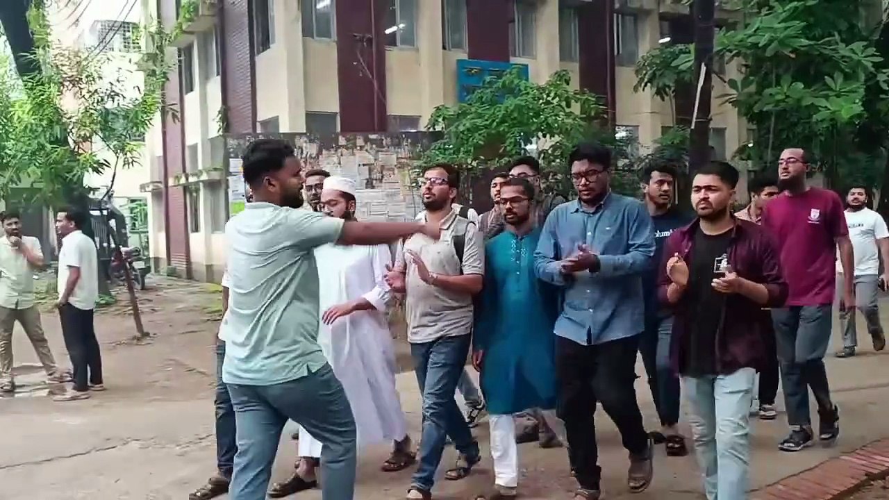 চট্টগ্রাম বিশ্ববিদ্যালয় শিক্ষার্থীদের ওপর স্থানীয় সন্ত্রাসীদের হামলার ঘটনায় তাৎক্ষণিক প্রতিবাদ জগন্নাথ বিশ্ববিদ্যালয় শিক্ষার্থীদের।