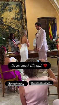 Karine Le Marchand a filmé l'échange des voeux d'Eric Antoine et Gennifer Demey lors de leur mariage civil à Aix-en-Provence le 30 août 2025.