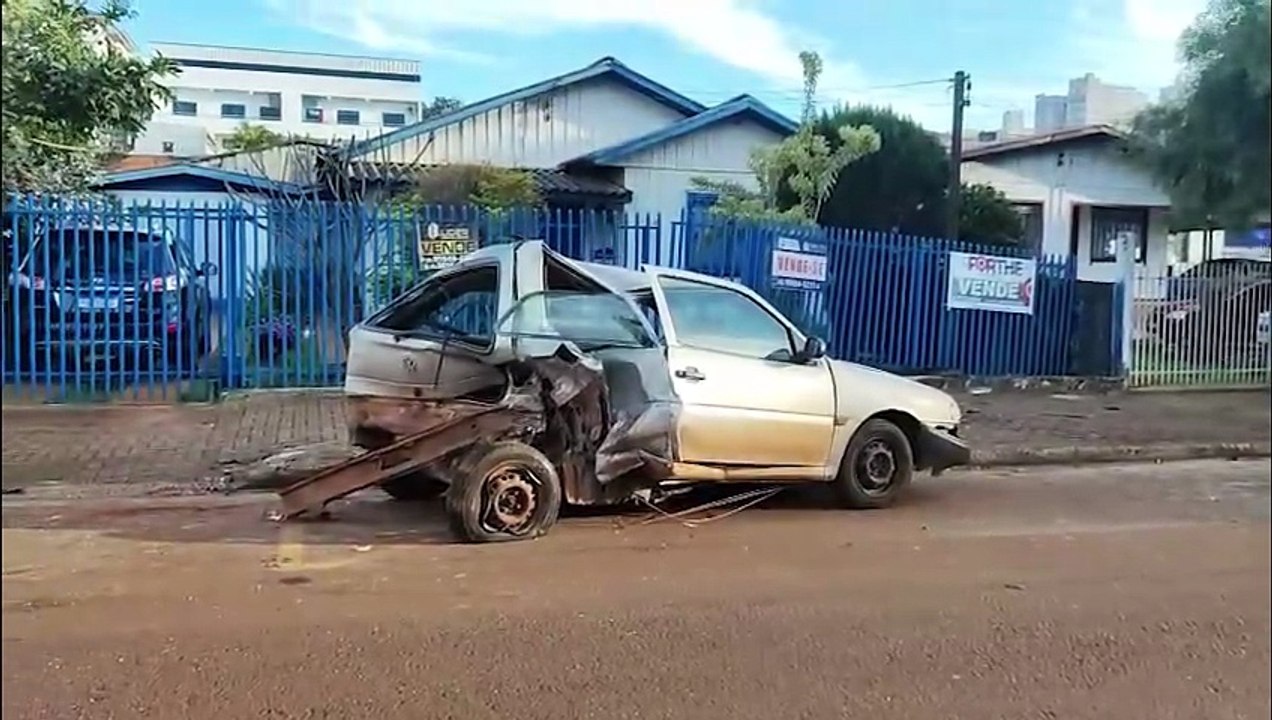 Gol fica destruído em acidente de trânsito na Rua Erechim, em Cascavel