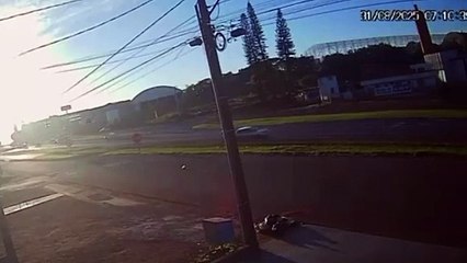 Câmera flagra Audi invadindo pista contrária e colidindo frontalmente com Agile na BR-277 em Cascavel