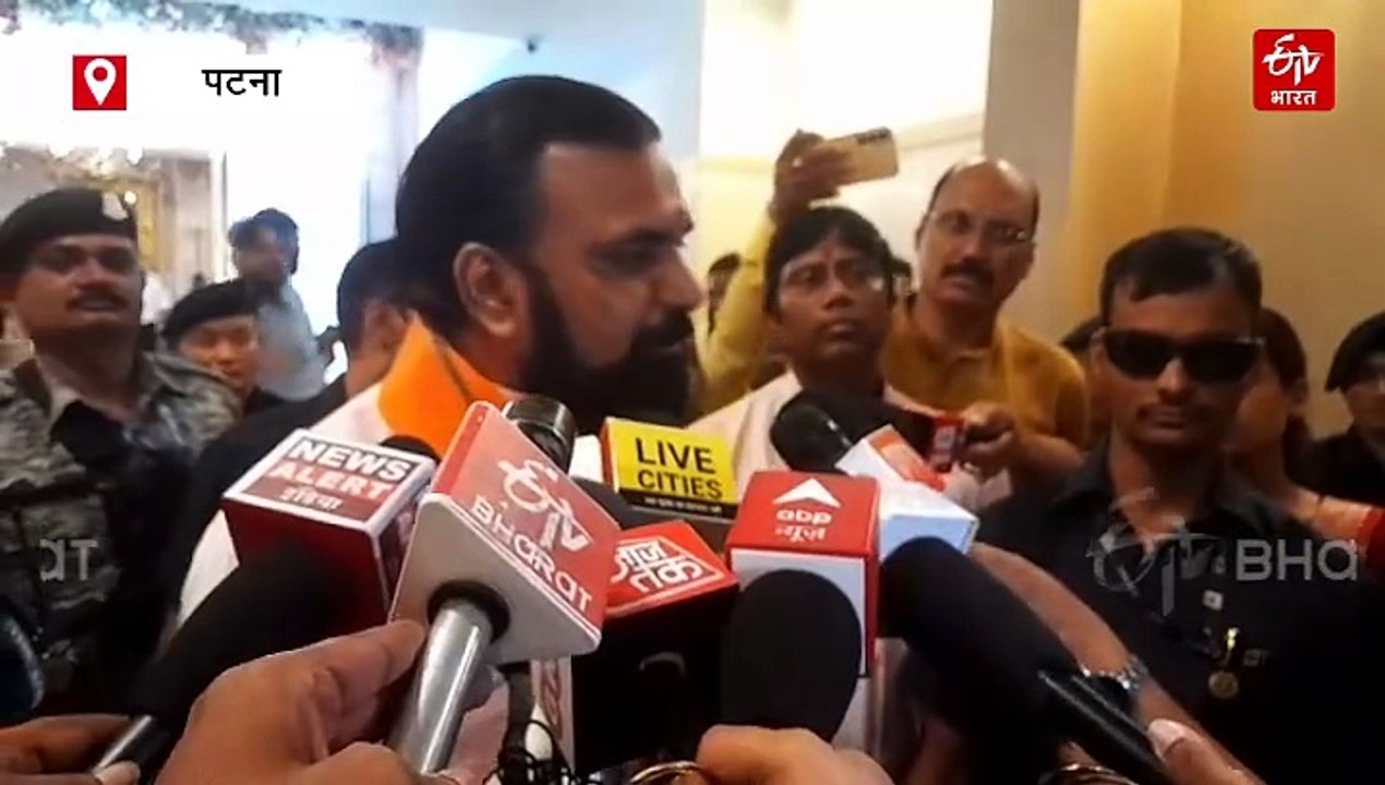 ‘लुटेरे घूम रहे हैं..’ राहुल गांधी की पदयात्रा पर सम्राट चौधरी का तंज, अखिलेश यादव ने ऐसे किया पलटवार