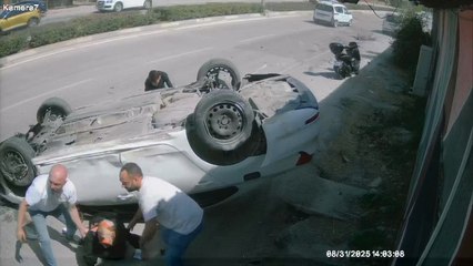 Feci kaza anı kamerada! Refüje çarpan otomobil taklalar attı...