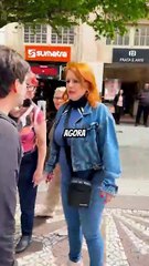 Moço do Te Amo aborda Leticia Sabatella na rua, oferece R$ 200 e vídeo viraliza