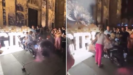 Il «gender reveal» delle polemiche davanti al Duomo a Napoli: fumogeni e fuochi d'artificio nella notte sul sagrato