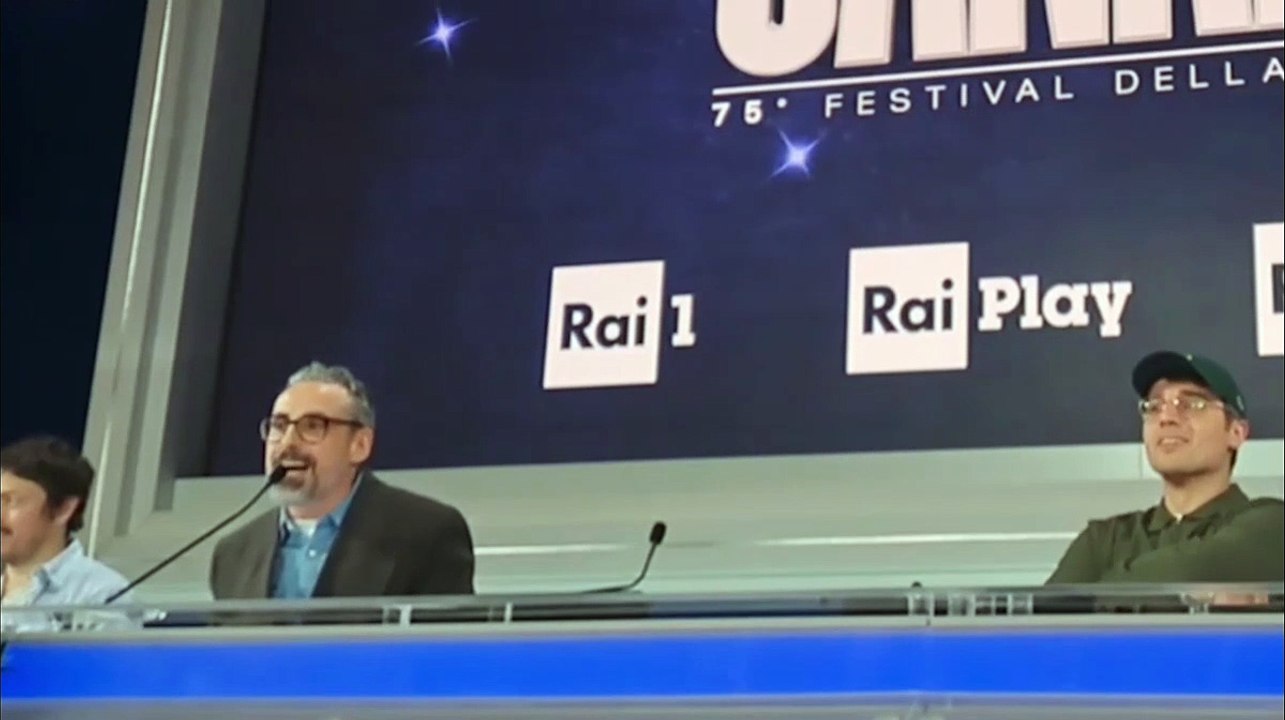 L'ironia di Brunori Sas: «Vincere Sanremo? Punto a Eurovision per mostrare il nuovo outfit»
