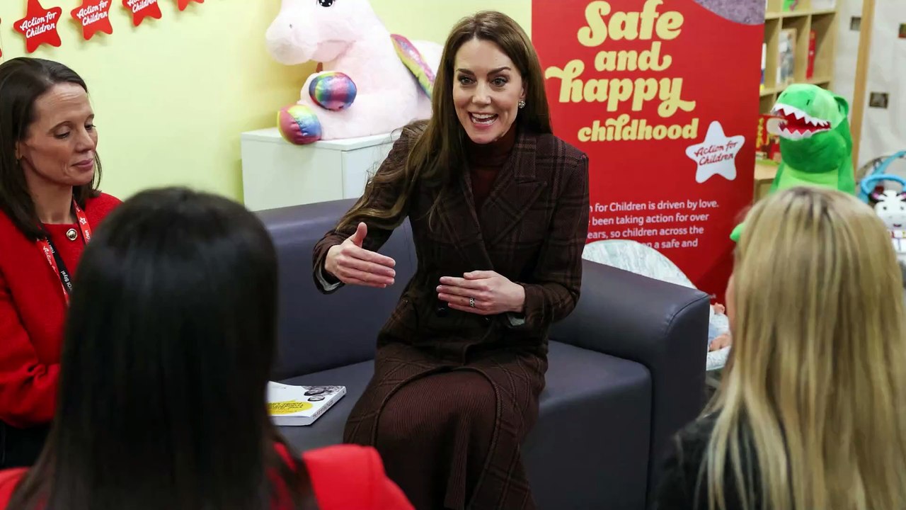 Kate Middleton fa sul serio: va in carcere con lo stesso look di un mese fa