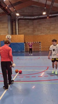 Les gardiens au jeu des cerceaux avec Zach... #handball