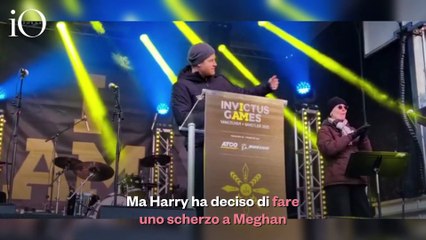 Il principe Harry e lo scherzo a Meghan agli Invictus Games: «Ora vi canterà una canzone!»