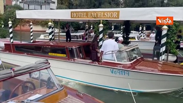 Venezia 82, Fotinì Peluso saluta i fotografi al suo arrivo al Lido a bordo di un taxi acqueo