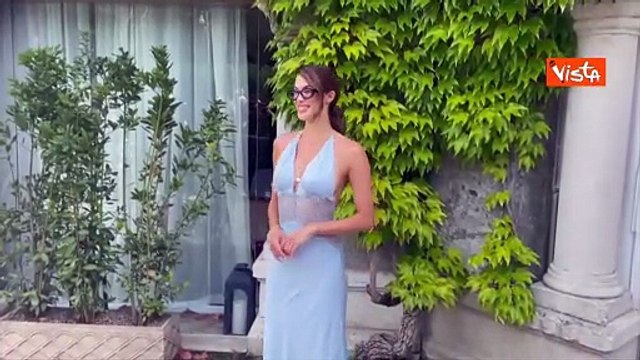 Venezia 82, Iris Mittenaere arriva al Lido e posa per i fotografi alla Mostra del Cinema