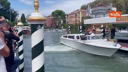 Venezia 82, Sophie Codegoni arriva al Lido a bordo di un taxi acqueo