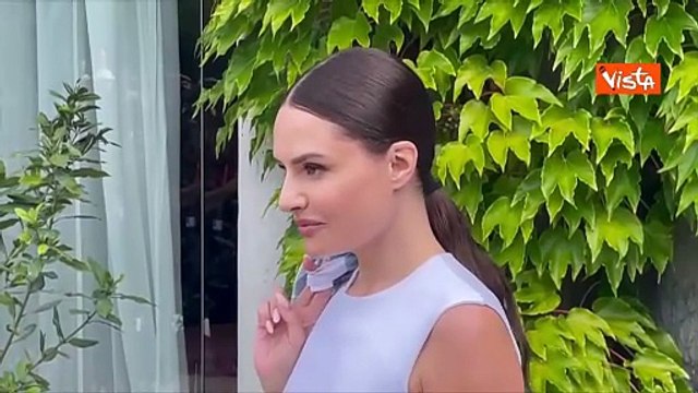 Venezia 82, l'influencer Maryna in posa per i fotografi al Lido lancia loro baci