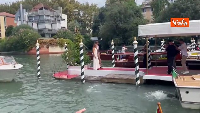 Venezia 82, Angela Caloisi e Paolo Crivellin arrivano al Lido, poi posano per i fotografi