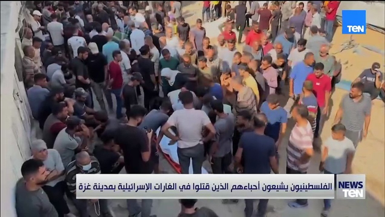 الفلسطينيون يشيعون أحباءهم الذين قتلوا في الغارات الإسرائيلية بمدينة غزة