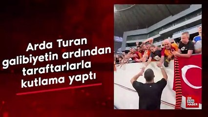 Arda Turan galibiyetin ardından taraftarlarla kutlama yaptı