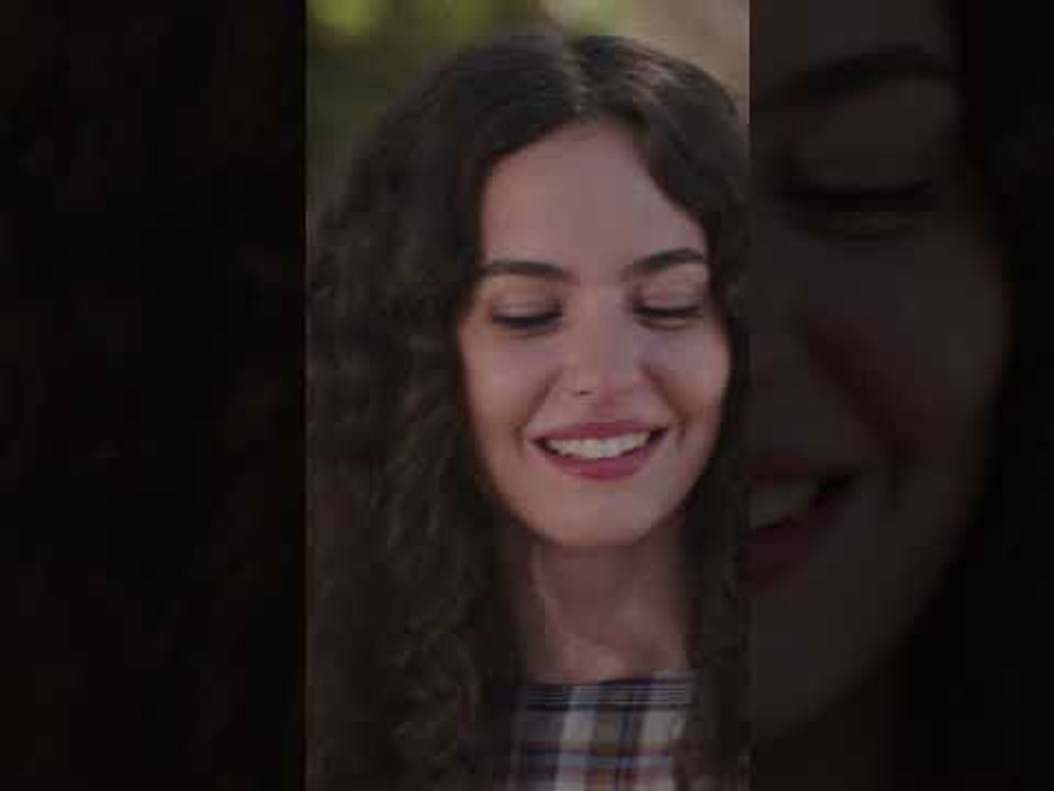 علاء يهدي إيلين وردة 🥰 | مسلسل حكاية بودروم #حكاية_بودروم #bodrummasalı #kanald #shorts