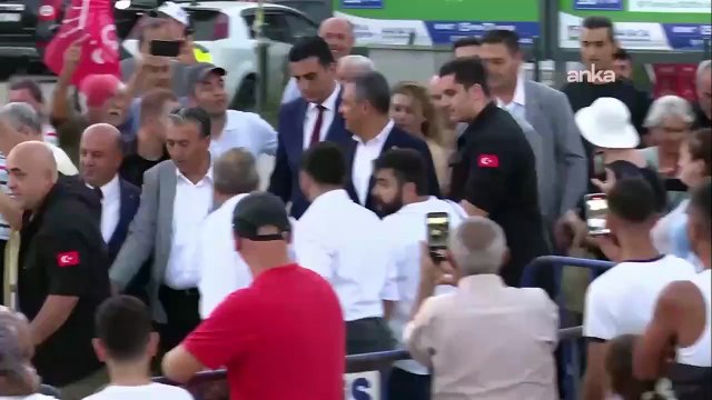 CHP Genel Başkanı Özel, miting alanına balıkçı teknesi kullanarak geldi