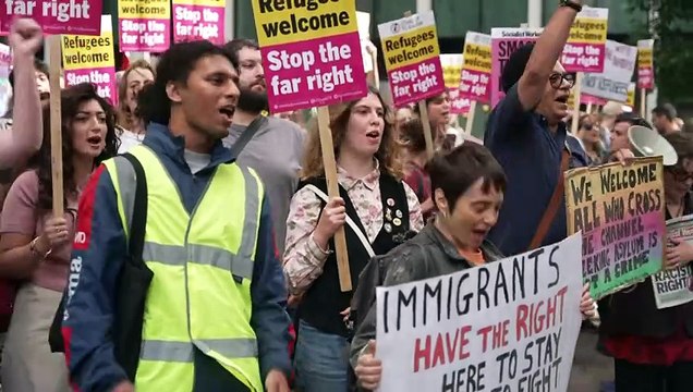 Protesters in Canary Wharf show support for refugees