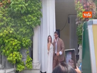 Venezia 82, il bacio di Angela Caloisi e Paolo Crivellin davanti ai fotografi al Lido