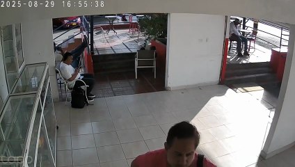 Imágenes sensibles: adolescente armado es abatido por un policía tras intentar robar una cadena a un hombre