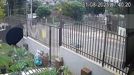 Câmeras flagram queda de motociclista que se enroscou em fios soltos no Floresta