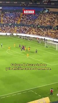 ¡COMO EN LOS VIEJOS TIEMPOS! Golazo de Lucas Lobos y la afición corea su nombre durante el partido de leyendas.