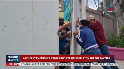 ¡A golpes y empujones! Padres de familia recuperaron una escuela tomada por la CETEG en Guerrero