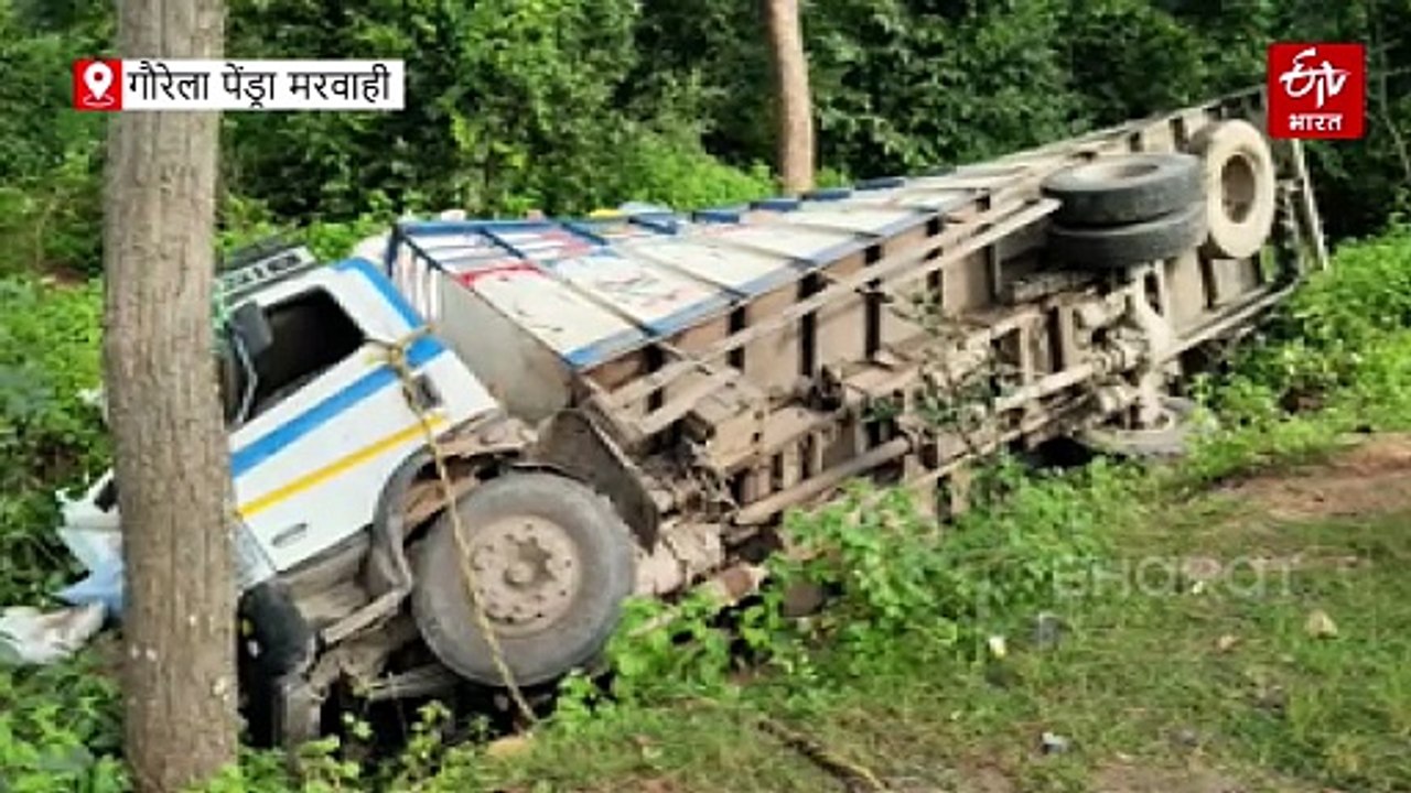 हादसों का संडे : सड़क किनारे खड़े ट्रक में घुसी कार, चावल से भरा ट्रक पलटा, ड्राइवर की मौत