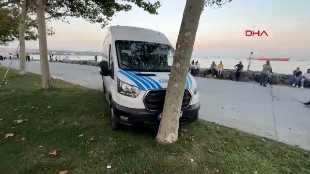 Avcılar'da yanındaki kadını darbetti, zabıta aracını alarak ağaca çarptı