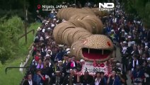 Cobra gigante de bambu desfila por vila japonesa